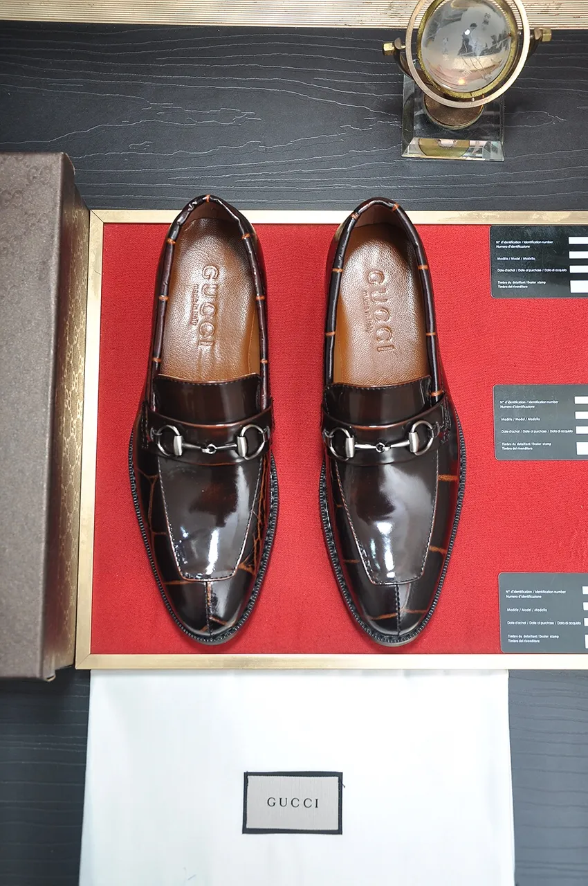 Men's shoes💰460💶Italy's top luxury men's shoe giant [GUCCI] has arrived in new style🍃Original European style🔰 Pleasant to the eye😍In order to make the shoes more durable and non-deformable🌀The production continues to follow traditional methods but there is still no lack of innovation💪The original sheepskin is chosen for the leather♻Smooth, natural and extra bright⭐Made of imported cowhide, the first choice of the rich 38-45 (45 customized)